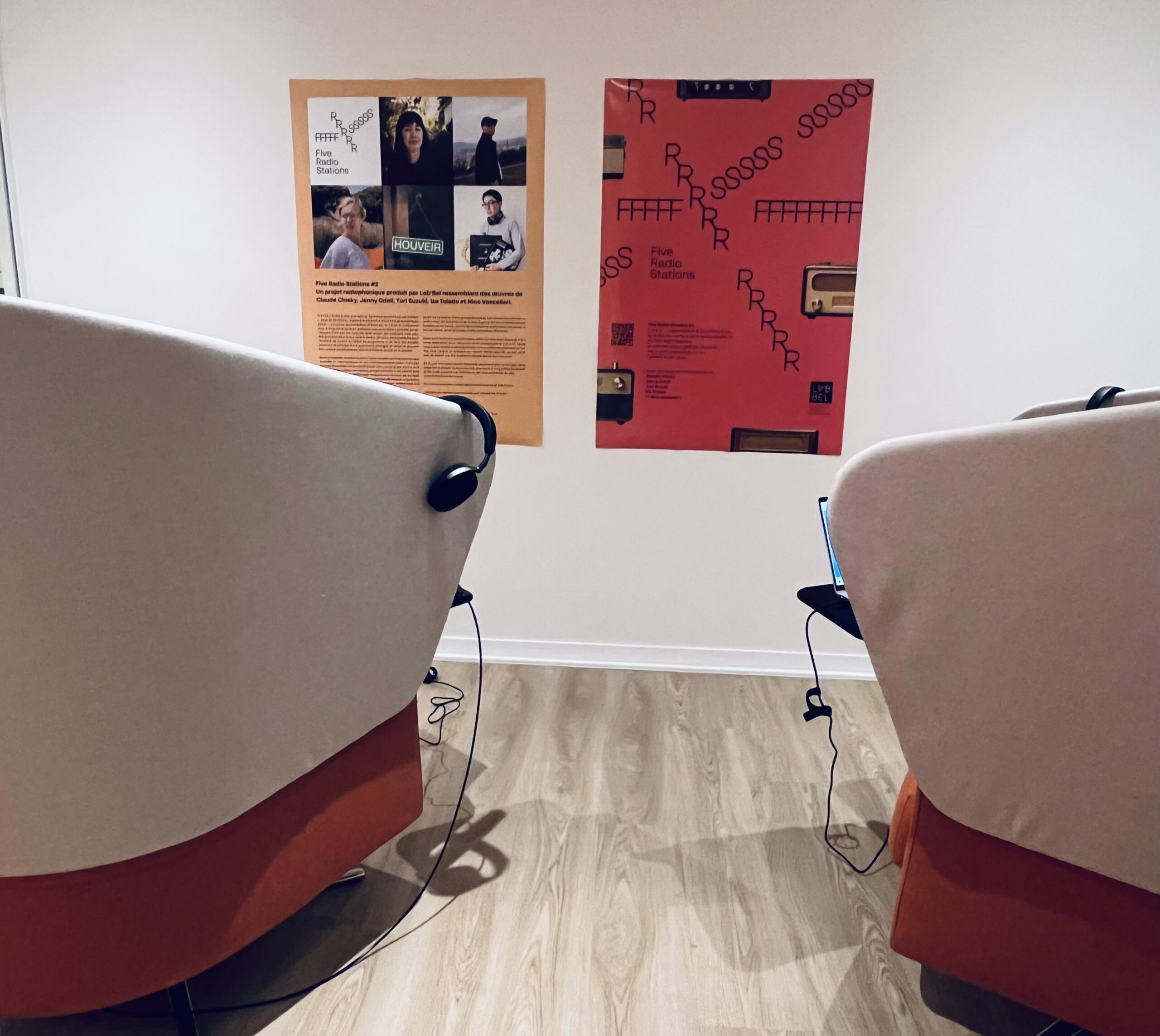 Deux fauteuils d’écoute de Five Radio Stations à Lab’Bel Galerie, Suresnes
